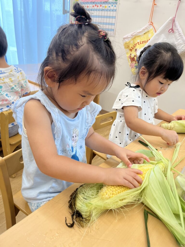 0歳児からの食育<br />
年齢にかかわらず、食に関する活動を行い、食べ物の大切さを感じられるようにします。