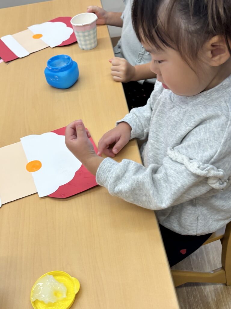 どれみ組（2歳児）　クリスマス製作のようす